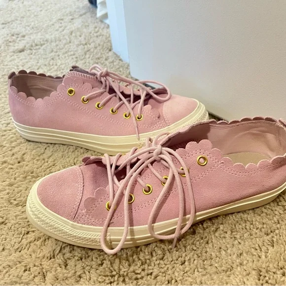 Women’s converse low top suede shoes. 9.5 - Picture 4 of 6